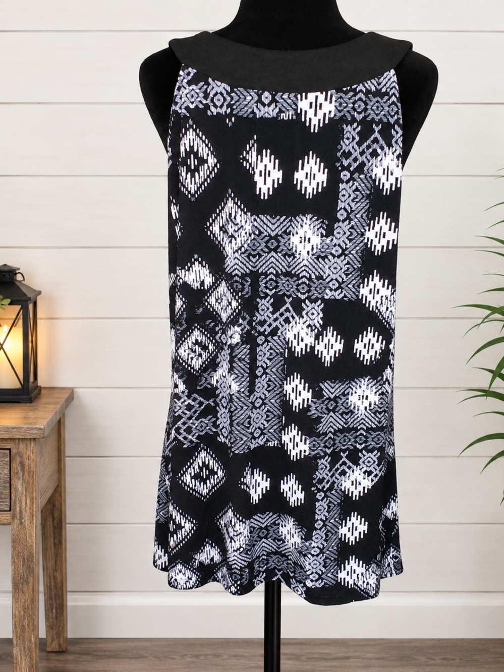 Jules & Leopold Geometric Black and White Patterned Keyhole Neck Top - Picture 2 of 3